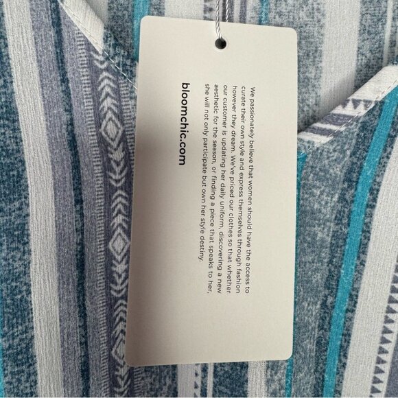 Bloomchic Tshirt top blue white striped v neck light weight style beach 🏖️ vibe - Picture 3 of 8